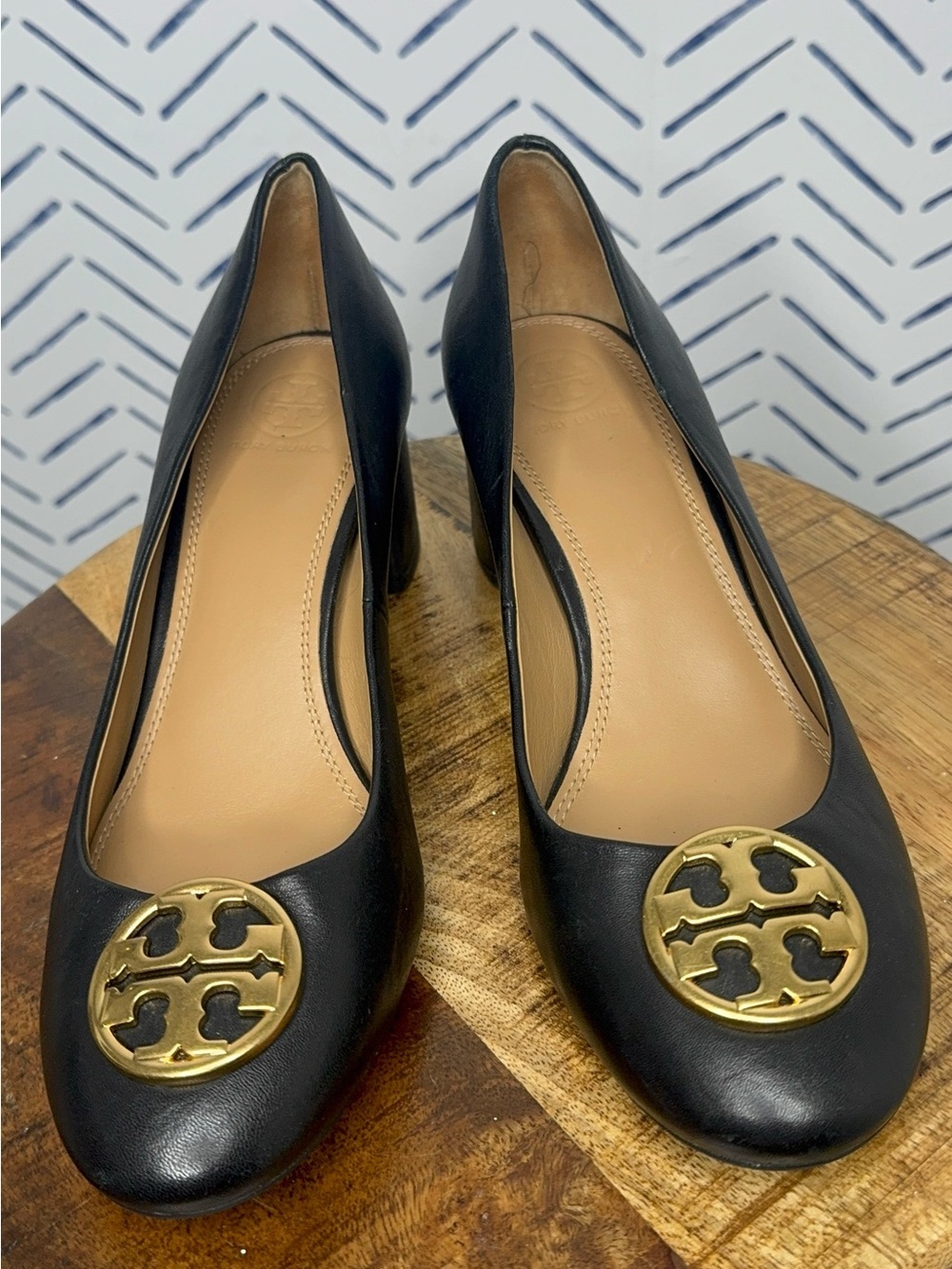 Tory Burch Black Leather Block Heel Pumps Gold Logo Medallion Excellent Size 8.5